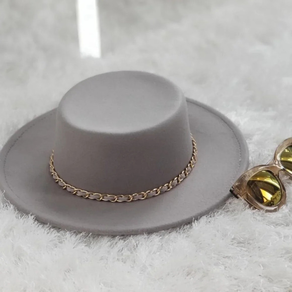 BRIM HAT W/ CHAIN ACCENT